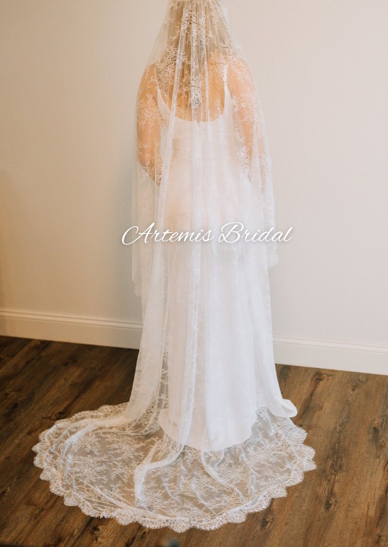 Lucille Chantilly Lace Veil