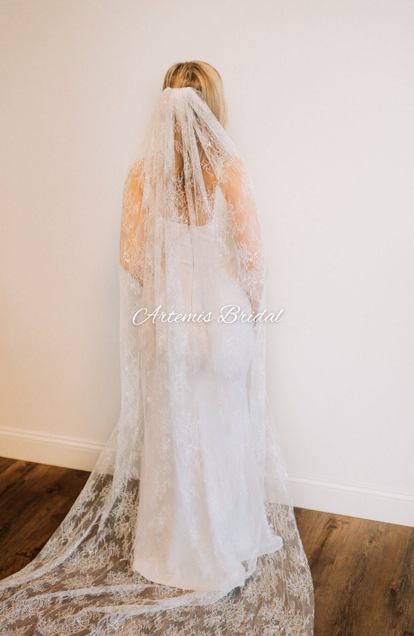 Florence Chantilly Lace Veil