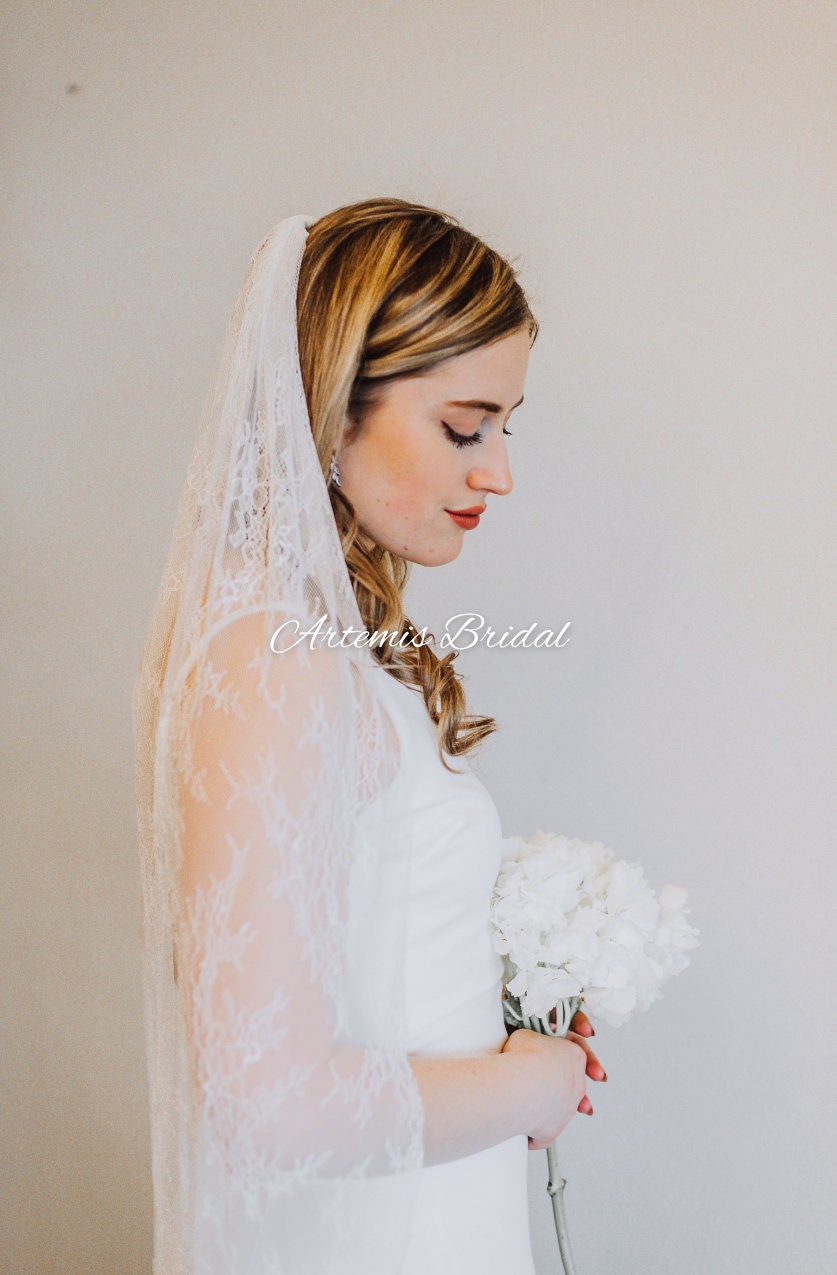 Lucille Chantilly Lace Veil
